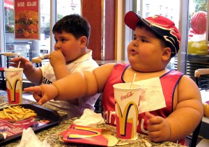 Televizyon izleyen çocuklar: Hem uykusuz hem obez!