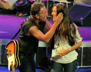 Bruce Springsteen, bir konser esnasında kızı Jessica'yla... 