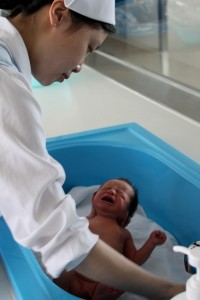 Sağlıklı bebeğin doğum sonrası hastanede yaşayacakları: BANYO