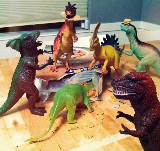Çocukları için gizemli dinozor hikâyeleri yaratan ebeveynler