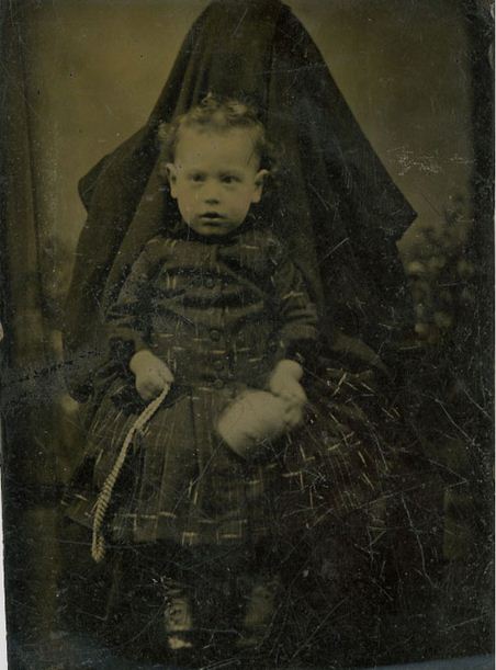 Viktoryen dönem fotoğrafları: "Örtüyle gizlenmiş anneler ve çocukları"