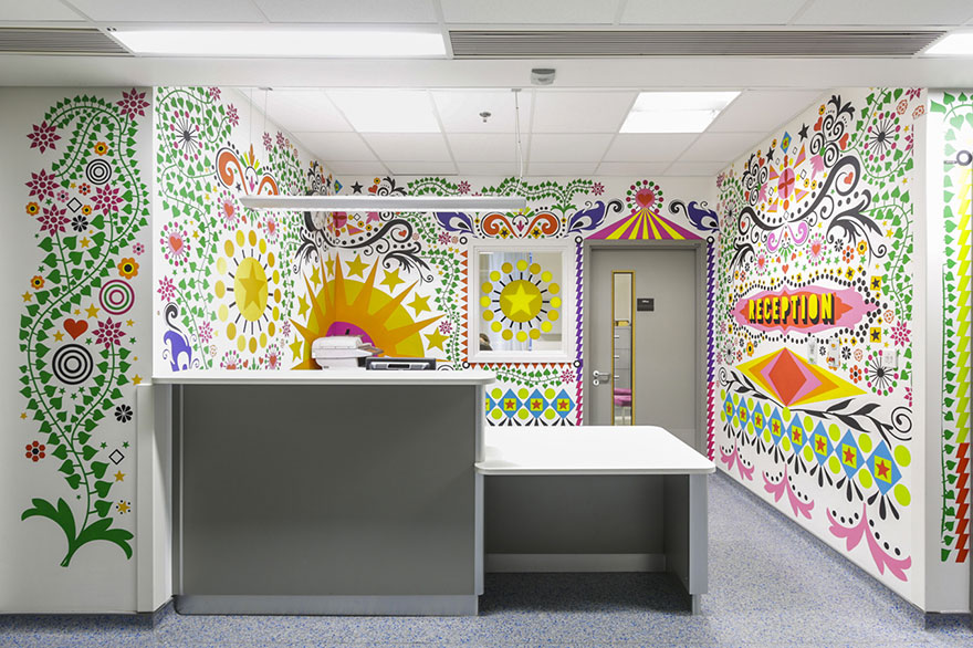 15 sanatçının tasarımlarıyla renklenen bir çocuk hastanesi