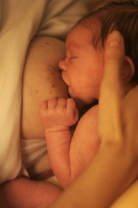 Sağlıklı bebeğin doğum sonrası hastanede kalışı boyunca yaşayacakları: BESLENME
