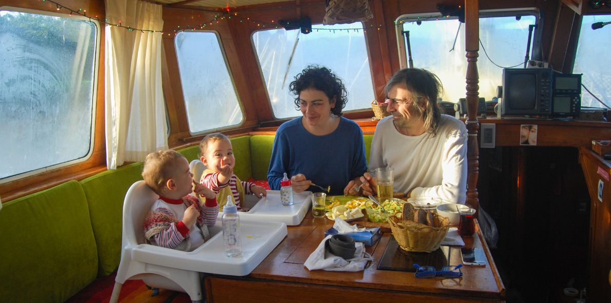 Yeşim Büber anlattı: İki çocuk ile teknede yaşama dair her şey