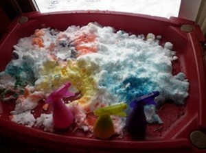 Eğlenceli bir kar oyunu: Renkli kartopları